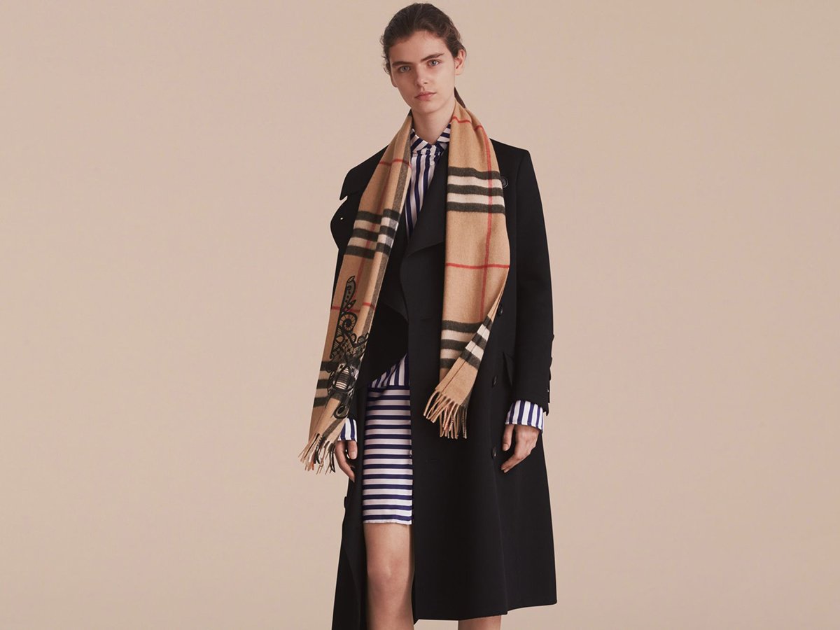 國際十大頂級奢侈品品牌故事分析 巴寶莉格紋蕾絲刺繡羊絨圍巾